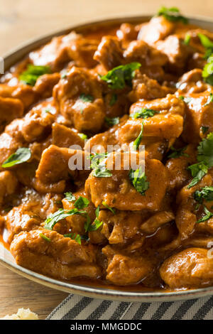 Hausgemachte Indian Butter Chicken mit Reis und Naan Brot Stockfoto