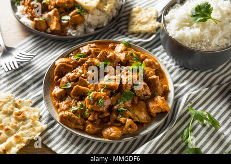 Hausgemachte Indian Butter Chicken mit Reis und Naan Brot Stockfoto
