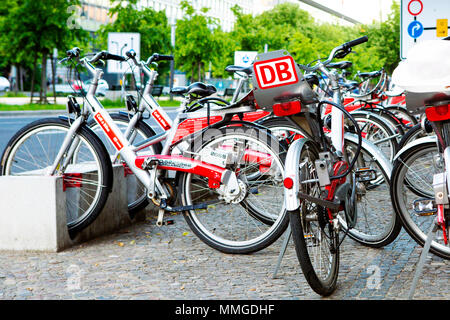 BERLIN, DEUTSCHLAND - 10. JUNI 2013: Fahrradverleih Deutsche Bahn Deutsche Bahn. Stockfoto