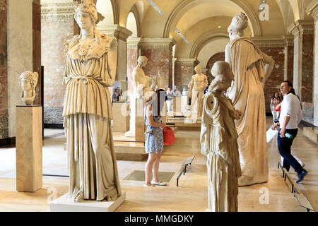 Paris, Frankreich, 14. Juli 2013: Touristen besuchen Kunst Galerie im Louvre Museum. Der Louvre ist eines der größten und am meisten besuchten Museen der Welt Stockfoto