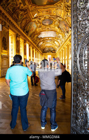 Paris, Frankreich, 14. Juli 2013: Touristen besuchen Kunst Galerie im Louvre Museum. Der Louvre ist eines der größten und am meisten besuchten Museen der Welt Stockfoto