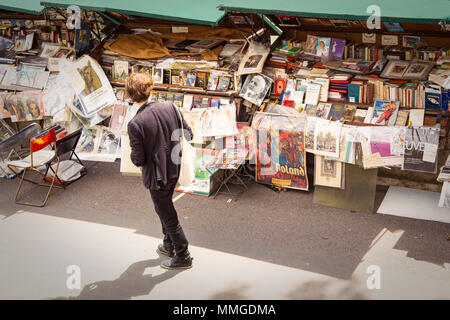 PARIS, Frankreich, 14. JUNI 2013: Bouquiniste Stand durch den Fluss Seine Stockfoto