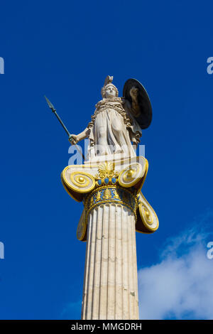 Statue der Athene, der griechischen Göttin der Weisheit in der Akademie von Athen in Griechenland Stockfoto