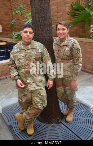 Armee Kapitän John Arroyo und 1 Lt Katie Ann Blanchard stellen außerhalb von Brooke Army Medical Center auf Joint Base San Antonio-Fort Sam Houston. Die Offiziere sind sowohl Gewalt am Arbeitsplatz die Überlebenden in der Hoffnung, eine Geschichte der Hoffnung mit anderen service Mitglieder und Zivilisten zu teilen. (U.S. Armee Foto von Robert Abdeckungen) Stockfoto