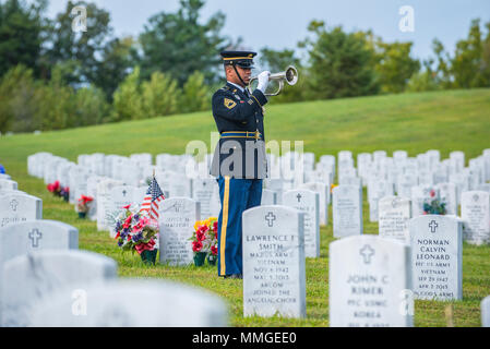 Der US-Armee die Konflikte der Vergangenheit Rückführung Zweig ist der Armee Verbindungsoffizier der Verteidigung POW/MIA Accounting Agentur. Die DPAA ist mit der Wiederherstellung fehlt Personal, entweder als Kriegsgefangene oder Missing in Action aus vergangenen Kriegen und Konflikten, die die USA beteiligt war. Die DPAA verwendet eine Kombination aus Geschichte und Wissenschaft die Überreste der Service Mitglieder zu kennzeichnen, wenn sie an entfernten Standorten rund um den Globus ausgegraben werden. Material Beweise wie Waffen, Flugzeuge Verschmutzungen oder auch Schmuck kann Wh verwendet werden, um den Umfang zu schmal für das Arbeiten mit der Möglich bleibt der Service für Mitglieder Stockfoto