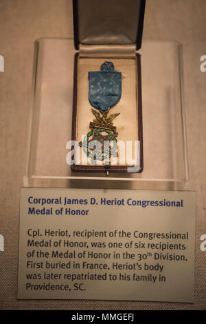 Die Ehrenmedaille verliehen posthum zu U.S. Army Cpl. James Heriot für außergewöhnliche Heldentum am 12. Oktober 1918, während mit der Firma I, 118 Infanterie, 30 Abteilung, in der Tätigkeit an Vaux-Andigny, Frankreich befindet sich in der South Carolina Südstaaten Relikt Zimmer und Militärmuseum in Columbia, South Carolina angezeigt. Heriot ist einer von sechs Männern von 118 Infanterie die Ehrenmedaille während des Ersten Weltkrieges zu erhalten. Heriot besucht Clemson College für zwei Jahre, bevor er zurücktrat. Wenn die Vereinigten Staaten in den Zweiten Weltkrieg, er trug in 118 Infanterie Regiment der South Carolina der National Guard, Stockfoto