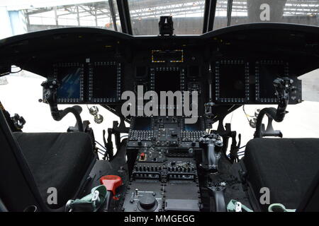 Soldaten zeigen Menschen das Cockpit eines CH-47 Chinook Hubschrauber Oktober 24, 2017, auf chièvres Air Base, Belgien. Dreihundert Mitglieder der 1 Luft Kavallerie Brigade kam mit 77 Hubschraubern in den Hafen von Zeebrugge, Belgien, und kam dann an die Air Base für Unterbringung, Logistik und tanken, bevor sie nach Deutschland, Polen, Lettland und Rumänien zur Unterstützung der Operation Atlantic lösen. (U.S. Armee Foto von visuellen Informationen Spezialist Henri Cambier) Stockfoto