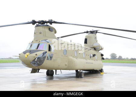 Eine CH-47 Chinook Hubschrauber ist auf dem Flugplatz Okt. 24, 2017 angezeigt, auf chièvres Air Base, Belgien. Dreihundert Mitglieder der 1 Luft Kavallerie Brigade kam mit 77 Hubschraubern in den Hafen von Zeebrugge, Belgien, und kam dann an die Air Base für Unterbringung, Logistik und tanken, bevor sie nach Deutschland, Polen, Lettland und Rumänien zur Unterstützung der Operation Atlantic lösen. (U.S. Armee Foto von visuellen Informationen Spezialist Henri Cambier) Stockfoto