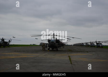 Drei CH-47 Chinook Hubschrauber der 1 Luft Kavallerie Brigade nehmen Sie Oktober 25, 2017, von chièvres Air Base, Belgien. Dreihundert Mitglieder der 1 Luft Kavallerie Brigade kam mit 77 Hubschraubern in den Hafen von Zeebrugge, Belgien, im Oktober und kam dann zu der Air Base für Unterbringung, Logistik und tanken, bevor sie nach Deutschland, Polen, Lettland und Rumänien zur Unterstützung der Operation Atlantic lösen. (U.S. Armee Foto von visuellen Informationen Spezialist Henri Cambier) Stockfoto