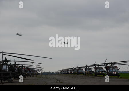 Zwei CH-47 Chinook Hubschrauber der 1 Luft Kavallerie Brigade nehmen Sie Oktober 25, 2017, von chièvres Air Base, Belgien drei hundert Mitglieder Der 1 Luft Kavallerie Brigade kam mit 77 Hubschraubern in den Hafen von Zeebrugge, Belgien, im Oktober und kam dann zu der Air Base für Unterbringung, Logistik und tanken, bevor sie nach Deutschland, Polen, Lettland und Rumänien zur Unterstützung der Operation Atlantic lösen. (U.S. Armee Foto von visuellen Informationen Spezialist Henri Cambier) Stockfoto