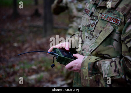 Senior Airman Nathanael Banden-industrie, 4. Bauingenieur Squadron die Beseitigung von Explosivstoffen fleet manager, bereitet aus der Ferne nicht detonierte Sprengkörper an eine Pistole, Okt. 2017, in Goldsboro, North Carolina detonieren. Die Wayne County Sheriff's Office und Seymour Johnson Air Force Base EOD Team zusammen gearbeitet, um sicher und erfolgreich zu finden, den Transport und die Entsorgung der Uxo in einem Schuppen gefunden. (U.S. Air Force Foto von Airman 1st Class Kenneth Boyton) Stockfoto