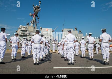 171028-N-VR 594-0211 COLOMBO, Sri Lanka (Okt. 2010) 28, 2017) Die Srilankische Marine Band führt auf der Pier als der Arleigh-Burke-Klasse geführte Anti-raketen-Zerstörer USS Pinckney (DDG91) kommt in Colombo, Sri Lanka, für einen Hafen besuchen. Pinckney ist ein Teil der Nimitz Carrier Strike group in regelmäßigen Bereitstellung der 7. Flotte der Verantwortung zur Unterstützung der Maritime Security Operations und Theater Sicherheit Bemühungen um Zusammenarbeit. (U.S. Marine Foto von Mass Communication Specialist 3. Klasse Kelsey J. Hockenberger/Freigegeben) Stockfoto