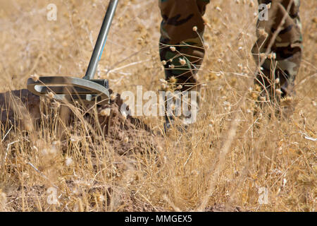 Ein peshmerga Soldat verwendet eine Vallon Metalldetektor während Royal Netherlands army led-Zähler Sprengkörper Ausbildung an der Kurdistan Training Coordination Center improvisiert, in der Nähe von Erbil, Irak, 17. Oktober 2017. Die KTCC ist ein Combined Joint Task Force - inhärenten Building Partner Kapazität beheben Standort Training Partner Kräfte und Verstärkung ihrer Wirksamkeit auf dem Schlachtfeld gewidmet. CJTF-OIR ist die globale Koalition zu besiegen ISIS im Irak und in Syrien. (U.S. Armee Foto von Sgt. Tracy McKithern) Stockfoto