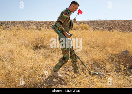 Ein peshmerga Soldat verwendet eine Vallon Metalldetektor während Royal Netherlands army led-Zähler Sprengkörper Ausbildung an der Kurdistan Training Coordination Center improvisiert, in der Nähe von Erbil, Irak, 17. Oktober 2017. Die KTCC ist ein Combined Joint Task Force - inhärenten Building Partner Kapazität beheben Standort Training Partner Kräfte und Verstärkung ihrer Wirksamkeit auf dem Schlachtfeld gewidmet. CJTF-OIR ist die globale Koalition zu besiegen ISIS im Irak und in Syrien. (U.S. Armee Fotos von Sgt. Tracy McKithern) Stockfoto