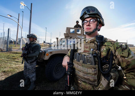 Von rechts, Staff Sgt. Matthew Roberts, Flieger 1. Klasse Nachtzyklus Mack, 5 Security Forces Squadron Verteidiger, und Flieger 1. Klasse Jesus Lopez, 377 SFS Defender, stand Guard am Minot Air Force Base, N.D., Oktober 31, 2017, während der globalen Thunder 18. Übung Global Donner ist eine jährliche Kontrolle und Steuerung sowie Ausbildungsmaßnahmen konzipiert Verteidigungsministerium Kräfte zu trainieren und gemeinsame Einsatzbereitschaft in allen Bereichen zu beurteilen USSTRATCOM's Mission, mit einem speziellen Fokus auf nukleare Bereitschaft. (U.S. Air Force Foto von älteren Flieger J.T. Armstrong) Stockfoto