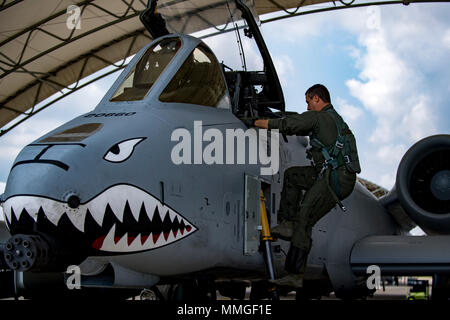 Us Air Force Reserve Maj. Matt Paetzhold, 76th Fighter Squadron C A-10 Thunderbolt II instructor Pilot an Bord einer C A-10 Thunderbolt II, Sept. 9, 2017, bei Moody Air Force Base, Ga Nach dem Studium die Waffen Instructor Kurs klettert, Paetzhold verband die Flieger, die als taktischer und operativer Berater für militärische Führer auf allen Ebenen dienen. Wegen der Beziehung zwischen der 75th und 76th FS FS, Paetzhold ist schiefergedeckt, wie das 75-FSs Waffen Officer zu implementieren. (U.S. Air Force Foto von älteren Flieger Daniel Snider) Stockfoto