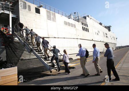 Neapel, Italien - Reservisten aus Expeditionary Port Einheiten (EPU) 104, 105, 106, 107 und die in Europa und in Afrika zentrale Einheit, die vor kurzem in der ersten EZU-Übung teilgenommen, genannt Toskanischen Trident, die in den USA 6 Flotte Bereich der Operationen. Im Laufe der Übung, Reservisten nahmen an einem militärischen Sealift Command Einarbeitung training, Schiff und Hafen Touren, Operationelles Risiko und Orientierung. Die Übung abgeschlossen mit einer Tischplatte übung Simulieren einer Mobilisierung zur Unterstützung der Hafenarbeiten. (Foto von Matthew Montgomery, Military Sealift Command Europe und Afrika/Freigegeben Stockfoto