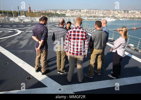 GAETA, Italien - Toskanische Trident erhalten die Teilnehmer einen Überblick über das von militärischen Sealift Command Expeditionary schnelle Verkehrsmittel Schiff, USNS Carson City (T-EPF 7), während der Einarbeitung Training. Reservisten aus Expeditionary Port Einheiten (EPUs) 104, 105, 106, 107 und die in Europa und in Afrika zentrale Einheit, vor kurzem nach Neapel, Italien gereist, der erste EPU table top Übung in den USA 6 Flotte Bereich der Operationen durchzuführen. (Foto von Matthew Montgomery, Military Sealift Command Europe und Afrika/Freigegeben) Stockfoto