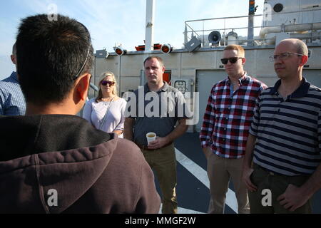 GAETA, Italien - Toskanische Trident erhalten die Teilnehmer einen Überblick über das von militärischen Sealift Command Expeditionary schnelle Verkehrsmittel Schiff, USNS Carson City (T-EPF 7), während der Einarbeitung Training. Reservisten aus Expeditionary Port Einheiten (EPUs) 104, 105, 106, 107 und die in Europa und in Afrika zentrale Einheit, vor kurzem nach Neapel, Italien gereist, der erste EPU table top Übung in den USA 6 Flotte Bereich der Operationen durchzuführen. (Foto von Matthew Montgomery, Military Sealift Command Europe und Afrika/Freigegeben) Stockfoto