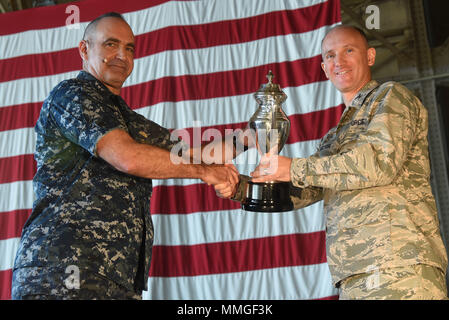 Vice Adm. Charles Richard, US-Strategic Command stellvertretender Kommandeur, Oberst Ryan Samuelson, 92nd Air Refuelling Wing Commander, die Omaha Trophäe während einer Zeremonie Sept. 1, 2017, bei Fairchild Air Force Base, Washington. Dieses Jahr zum zweiten Mal in Folge die 92. und 141. Die Luftbetankung Flügel, die als vollständig integrierte Partnerschaft, haben den strategischen Flugzeuge Kategorie verdient, erkennt die beste Luft-Betankung USSTRATCOM Flügel zugeordnet. (U.S. Air Force Foto/SrA Nick Daniello) Stockfoto