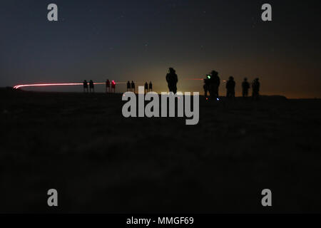 171026-M-KH 860-199 US-FÜNFTEN FLOTTE BEREICH DER OPERATIONEN - Marines mit der 15 Marine Expeditionary Unit Bataillon Landung Team, 1.BATAILLON, 5. Marine Regiment, leiten Sie einen ungünstigen Verlauf des Feuers während Eisen Magic 2018, Okt. 26, 2017. Marines qualifizierten auf der Strecke, um Ihre Treffsicherheit Fähigkeiten unterstützen, während vorwärts eingesetzt. Bügeleisen Magic 18 ist ein amphibious Force, Task Force 51, 5. Marine Brigade jährlichen bilateralen Engagement entwickelt Fähigkeiten in kritischen Mission setzt die US-Navy-Marine Corps Team innerhalb der US Central Command Bereich Verantwortung zu verbessern Stockfoto