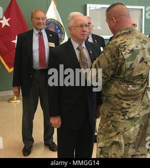 U.S. Army Reserve Botschafter (Emeritus) Ronald E. Weil Sr. von Connecticut erhält der Öffentliche Dienst Commendation Medal und patriotische Zivildienst Ehrennadel von Generalmajor Troy Kok, dem kommandierenden General der US-Armee Finden 99th Bereitschaft, auf die Armee finden in Middletown, Connecticut. Auch die Teilnahme an der Zeremonie war Command Sgt. Maj. Al Almeida, 99th DIV (R) command Sergeant Major sowie der ARA Weil fellow Armee-reserve Botschafter George H. Duell jr. von Pennsylvania, Robert Hill und Lewis S. Vasquez von Connecticut, und John de Weg Groseilliers von Vermont. Stockfoto