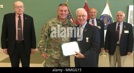 U.S. Army Reserve Botschafter (Emeritus) Ronald E. Weil Sr. von Connecticut erhält der Öffentliche Dienst Commendation Medal und patriotische Zivildienst Ehrennadel von Generalmajor Troy Kok, dem kommandierenden General der US-Armee Finden 99th Bereitschaft, auf die Armee finden in Middletown, Connecticut. Auch die Teilnahme an der Zeremonie war Command Sgt. Maj. Al Almeida, 99th DIV (R) command Sergeant Major sowie der ARA Weil fellow Armee-reserve Botschafter George H. Duell jr. von Pennsylvania, Robert Hill und Lewis S. Vasquez von Connecticut, und John de Weg Groseilliers von Vermont. Stockfoto