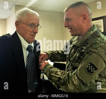 U.S. Army Reserve Botschafter (Emeritus) Carl R. Venditto von Connecticut erhält der Öffentliche Dienst Commendation Medal und patriotische Zivildienst Ehrennadel von Generalmajor Troy Kok, dem kommandierenden General der US-Armee Finden 99th Bereitschaft Division, während einer Zeremonie in Southington, Connecticut. Auch die Teilnahme an der Zeremonie wurde die ARA (Emeritus) Ronald E. Weil Sr. von Connecticut, sowie der ARA George H. Duell jr. von Pennsylvania, Robert Hill und Lewis S. Vasquez von Connecticut, und John de Weg Groseilliers von Vermont. Stockfoto