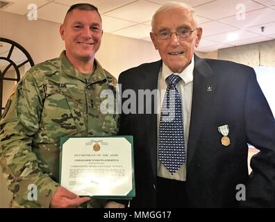 U.S. Army Reserve Botschafter (Emeritus) Carl R. Venditto von Connecticut erhält der Öffentliche Dienst Commendation Medal und patriotische Zivildienst Ehrennadel von Generalmajor Troy Kok, dem kommandierenden General der US-Armee Finden 99th Bereitschaft Division, während einer Zeremonie in Southington, Connecticut. Auch die Teilnahme an der Zeremonie wurde die ARA (Emeritus) Ronald E. Weil Sr. von Connecticut, sowie der ARA George H. Duell jr. von Pennsylvania, Robert Hill und Lewis S. Vasquez von Connecticut, und John de Weg Groseilliers von Vermont. Stockfoto