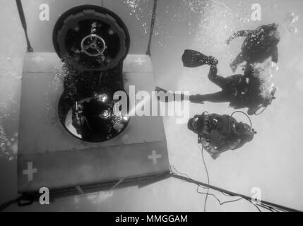 Marine Diver 2. Klasse (ND2) Wade Davey (rechts) und ND2 Jonathan Wiltsch, zugeordnet zu den Raum und Naval Warfare Systems Center Pacific SSC (Pazifik), die Teilnahme an den Dreharbeiten der neuen Marke Plattform der Marine, Macht Darüber hinaus, in der SSC Pacific 6 Millionen Gallonen Aufnehmer Evaluation Center (TRANSDEC) schalltoten Pool in San Diego, Kalifornien, Sept. 29, 2017. Einige der Aufnahmen wurde in der Marke Film verwendet, Meer, Sterne. (U.S. Marine Foto von Mass Communication Specialist 1. Klasse Charles E. Weiß) Stockfoto