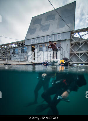 Marine Diver 2. Klasse (ND2) Wade Davey (rechts) und ND2 Jonathan Wiltsch, zugeordnet zu den Raum und Naval Warfare Systems Center Pacific (SSC-Pazifik), für Richtung warten, da Sie in die Dreharbeiten der neuen Marke Plattform der Marine teilnehmen, Macht zu gehen Darüber hinaus, in der SSC Pacific 6 Millionen Gallonen Aufnehmer Evaluation Center (TRANSDEC) schalltoten Pool in San Diego, Kalifornien, Sept. 29, 2017. Einige der Aufnahmen wurde in der Marke Film verwendet, Meer, Sterne. (U.S. Marine Foto von Mass Communication Specialist 1. Klasse Charles E. Weiß) Stockfoto