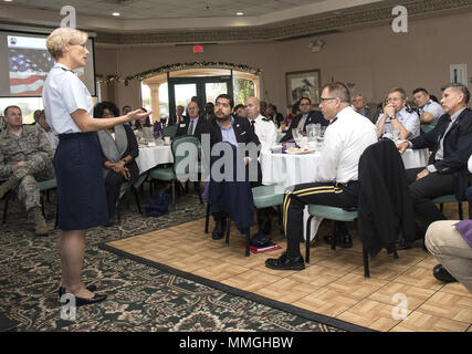 JOINT BASE SAN ANTONIO - Fort Sam Houston, Texas - Brig. Gen. Heather Pringle, 502Nd Air Base Wing und Joint Base San Antonio Commander, Gastgeber der Zustand von JBSA für bürgerliche Führer und Mission Partner am Fort Sam Houston Golf Course, Okt. 30, 2017. Stockfoto