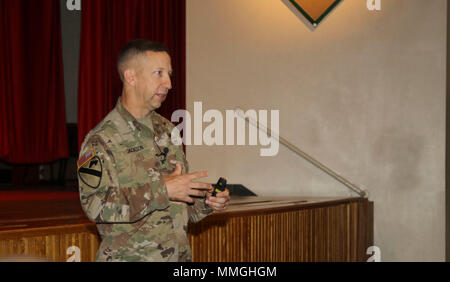 Fort Carson, Colo-Col Scott Jackson, Commander, 1. Sicherheit Kraft Unterstützung Brigade, informiert die Soldaten, über Möglichkeiten der Freiwilligenarbeit für die Neue SFAB während einer Rekrutierung kurz an der McMahon Theater Okt 20. Die SFAB ist eine ständige Einheit ausschließlich auf Beratung und Unterstützung der Partnerländer bei der Entwicklung ihrer Sicherheit Kraft aus der Taktischen zu staatlichen Ebene gewidmet. Diese neue und dauerhafte Konzept erlaubt Brigade Combat Teams auf ihre Kernaufgaben zu konzentrieren, während bereitgestellt. (U.S. Armee Foto: Staff Sgt. Diandra J. Harrell, 4 Infanterie Division Public Affairs Office) Stockfoto