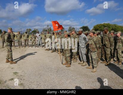 Während das System die Verfeinerung Demonstration in Fort Hood, Texas, im September, Oberstleutnant Mark Henderson, Product Manager für die Modernisierung des Netzes, stellt Zertifikate der Wertschätzung an Soldaten der 57th Expeditionary Signal Battalion für ihre Bemühungen, bei der Prüfung einer Expeditionary radio system während NIE 17.2. "Wir haben in der Vergangenheit erhalten, die tief verwurzelten Denkrichtung, die für Anschaffungs- und Änderungen haben Jahre dauern", sagte Henderson. (U.S. Armee Foto von Amy Walker, PEO-C3 T Public Affairs) Stockfoto