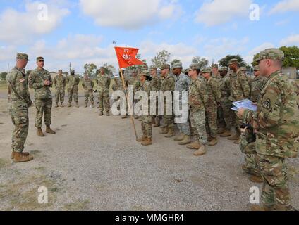 Während das System die Verfeinerung Demonstration in Fort Hood, Texas, im September, Oberstleutnant Mark Henderson, der zweite von links, Product Manager für die Modernisierung des Netzes, stellt Zertifikate der Wertschätzung an Soldaten der 57th Expeditionary Signal Battalion für ihre Bemühungen, bei der Prüfung einer Expeditionary radio system während NIE 17.2. "Wir haben in der Vergangenheit erhalten, die tief verwurzelten Denkrichtung, die für Anschaffungs- und Änderungen haben Jahre dauern", sagte Henderson. (U.S. Armee Foto von Amy Walker, PEO-C3 T Public Affairs) Stockfoto