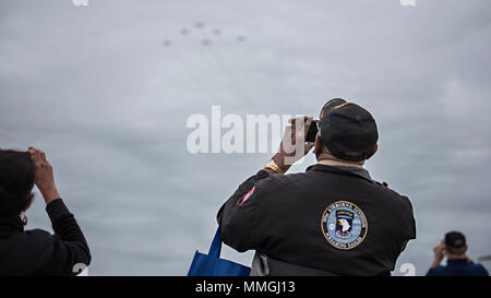 Das Publikum mit Fotografien des Trojanischen Thunder T-28 Antenne demonstration Team im Jahr 2018 Power in den Kiefern Open House und Air Show Mai 6, 2018: Joint Base Mc Guire-Dix - Lakehurst, N.J. Gemeinsame Basis MDL begrüßt von Tausenden von Mitgliedern der Gemeinschaft von der Tri-state-Area für die Biennale open house. (U.S. Air Force Foto von Tech. Sgt. Katherine Spessa) Stockfoto