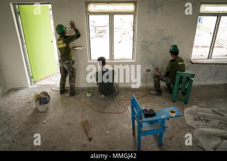 Us Marine Corps Lance Cpl. Quentin Newton (Mitte) Farben der Innenraum einer Schule neben seiner philippinischen Armee Kollegen während der Bauarbeiten zur Unterstützung der Übung Balikatan an Calangitan Volksschule in Capas, Tarlac, Philippinen, 6. Mai 2018. Newton ist ein Kampf Ingenieur mit Alpha Company, 9. Unterstützung der Techniker Bataillon, und ist eine 23-jährige gebürtige von Knoxville, Tennessee. Übung Balikatan, in seiner 34. Iteration, ist eine jährliche US-Philippinischen militärische Ausbildung Übung konzentriert sich auf eine Vielzahl von Missionen, einschließlich humanitärer Hilfe und Katastrophenhilfe, counterterror Stockfoto