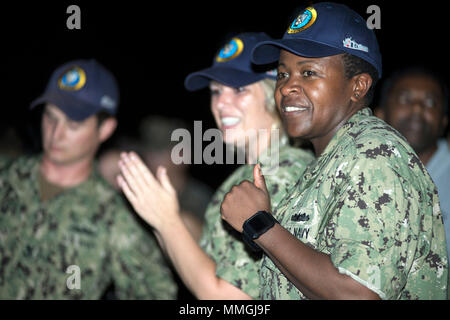 180506-N-FL 910-0052 TRINCOMALEE, Sri Lanka (Mai 6, 2018) Hospital Corpsman First Class, Joelle Meyindjou, zugeordnet zu den Military Sealift Command Hospital Ship USNS Mercy (T-AH 19), Tänze der US-Pazifikflotte Band Leistung bei Ehambaran Sport Boden zur Unterstützung der pazifischen Partnerschaft 2018 (PP18). Barmherzigkeit ist derzeit zur Unterstützung der PP18 bereitgestellt. PP18's Mission ist es, gemeinsam mit Gastgeber und Partner Nationen zu arbeiten regionaler Interoperabilität und Disaster Response Funktionen, erhöhen die Stabilität und Sicherheit in der Region zu stärken, und neue und dauerhafte Freundschaften über die Indo-Pa fördern Stockfoto