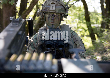 Sgt. Trace Tubbs, eine militärische Polizei aus Houston, Texas und 287 Militärpolizei Firma zugewiesen, 97th Military Police Battalion, 89th Military Police Brigade, bereitet Fernglas benutzen für oppositionelle Kraft Soldaten während der kombinierten Lösung X in Hohenfels Training Center, Deutschland zu suchen. Die 287 erfolgreich eingesetzt ein Rabe zu sammeln und Maßnahmen Echtzeitinformationen zum ersten Mal in Hohenfels training Geschichte. Kombinierte Lösung X bietet Ausbildung Kenntnisse in kombinierten Waffen Manöver zu erhöhen und die Interoperabilität stärken, einen Beitrag zur regionalen Stabilität Stockfoto