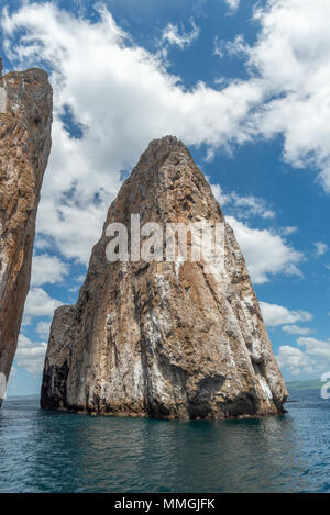 Kicker Rock, auch als Leon Dormido, einem vulkanischen See bei Schnorchlern und Tauchern sehr beliebten Stack bekannt, an der Küste der Galapagos Insel San Cristob Stockfoto