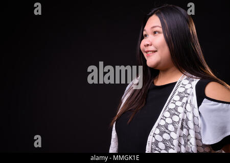 Schöne Übergewicht asiatische Frau auf schwarzem Hintergrund Stockfoto