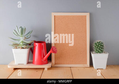 Sukkulenten und Kakteen in konkreten Töpfe über weißen Hintergrund auf dem Regal und Mock up Rahmen Foto Stockfoto