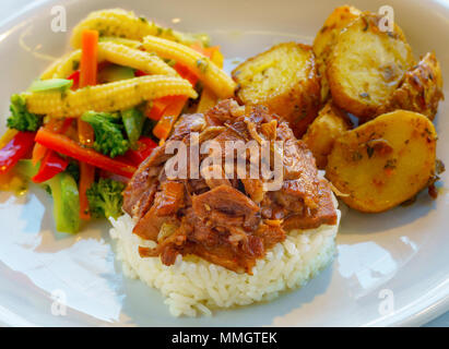 Im türkischen Stil Rindfleisch Rippen serviert mit Reis, Kartoffeln und Beilagen Stockfoto