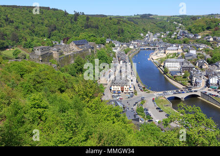 Panoramablick über das 10. Jahrhundert Bouillon Burg und Stadt entlang der Semois in Bouillon, Belgien Stockfoto