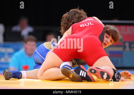 Zlateva Stanka vs Ekaterina Bukina bei den Frauen Greco Roman Wrestling, FILA Wettbewerb Programm, Excel Arena, London, 11. Dezember 2011 Wettbewerb Stockfoto