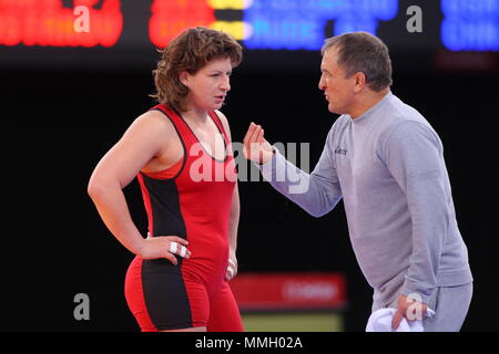 Zlateva Stanka vs Ekaterina Bukina bei den Frauen Greco Roman Wrestling, FILA Wettbewerb Programm, Excel Arena, London, 11. Dezember 2011 Wettbewerb Stockfoto