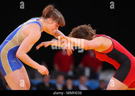 Zlateva Stanka vs Ekaterina Bukina bei den Frauen Greco Roman Wrestling, FILA Wettbewerb Programm, Excel Arena, London, 11. Dezember 2011 Wettbewerb Stockfoto