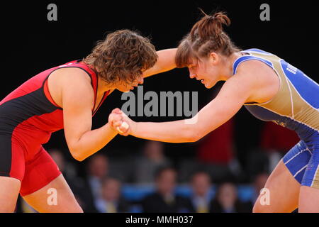 Zlateva Stanka vs Ekaterina Bukina bei den Frauen Greco Roman Wrestling, FILA Wettbewerb Programm, Excel Arena, London, 11. Dezember 2011 Wettbewerb Stockfoto