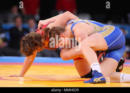 Zlateva Stanka vs Ekaterina Bukina bei den Frauen Greco Roman Wrestling, FILA Wettbewerb Programm, Excel Arena, London, 11. Dezember 2011 Wettbewerb Stockfoto