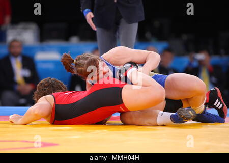 Zlateva Stanka vs Ekaterina Bukina bei den Frauen Greco Roman Wrestling, FILA Wettbewerb Programm, Excel Arena, London, 11. Dezember 2011 Wettbewerb Stockfoto